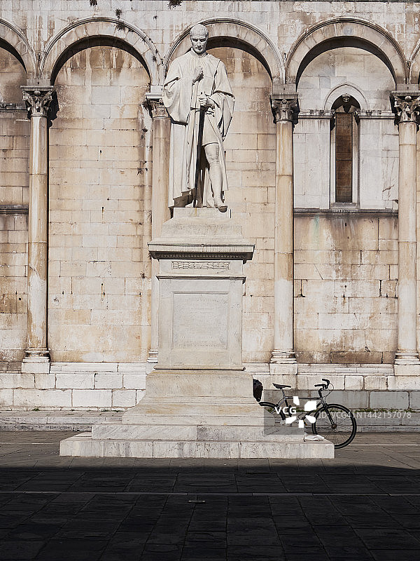 卢卡圣马蒂诺主教座堂外的弗朗切斯科·布尔拉马基雕像，手持剑图片素材