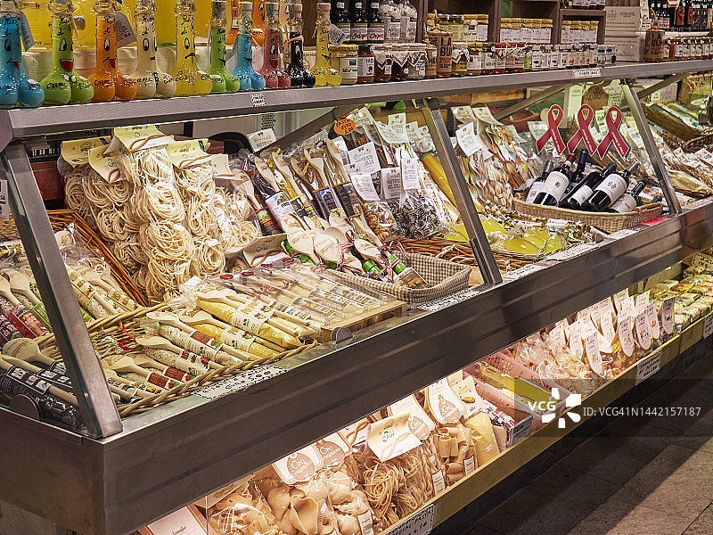 佛罗伦萨中央市场展示的各种意大利面、腌肉和葡萄酒图片素材