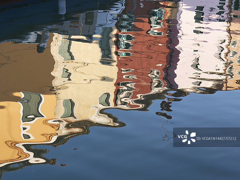 意大利布拉诺彩色房屋在运河水中的倒影图片素材