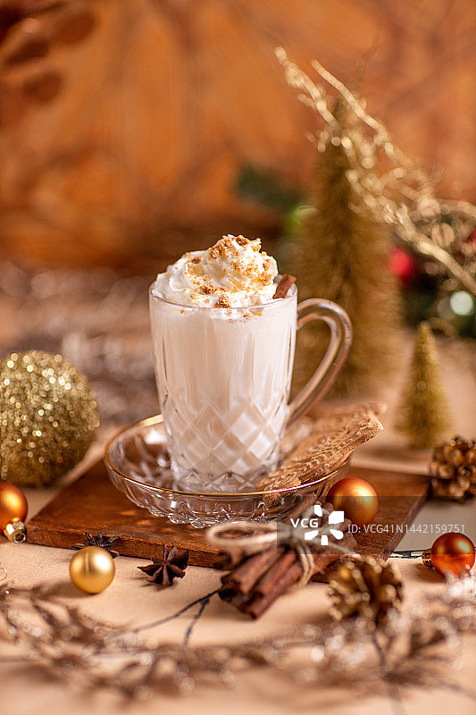 圣诞热饮拿铁，杯中带有鲜奶油蛋奶酒、牛奶白巧克力和肉桂图片素材