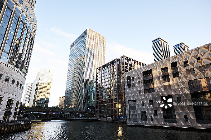 伦敦金丝雀码头摩天大楼的仰视角度图片素材
