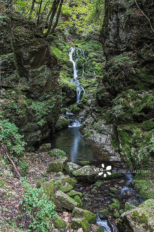 江原道三陟市Mugeon-ri的苔藓瀑布图片素材