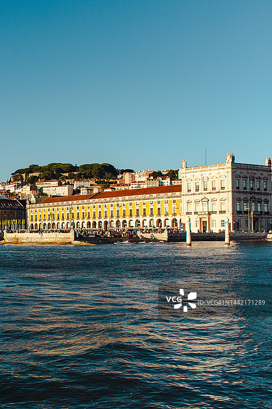 从塔霍河船上欣赏里斯本图片素材