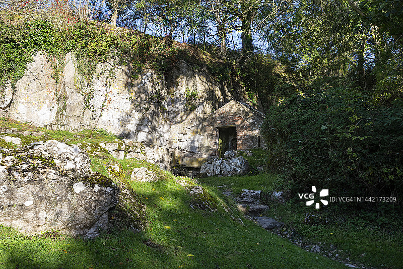 北威尔士博马里斯佩恩蒙修道院的圣塞里奥尔水井图片素材