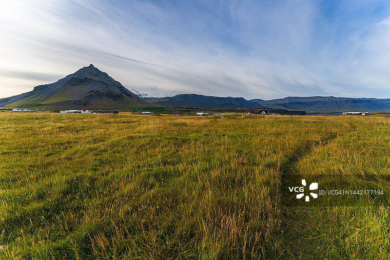 冰岛斯奈山半岛的阿尔纳斯塔皮和斯奈菲尔火山图片素材