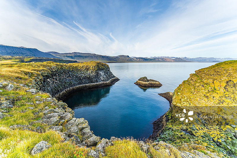 阿尔纳斯塔皮的岩石海岸线，斯奈山半岛，冰岛图片素材