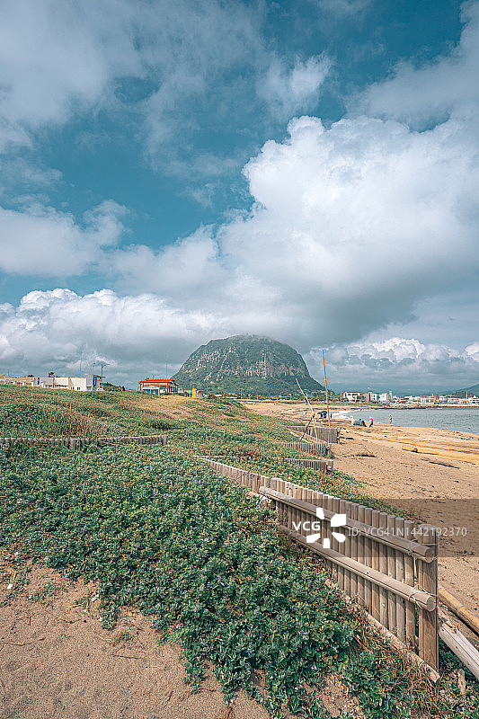 四季海岸与山房山图片素材