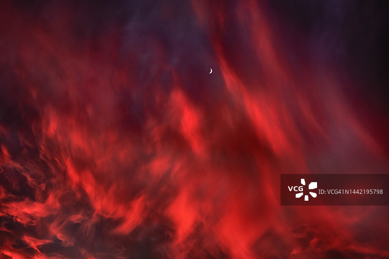 赫尔辛基的红色云彩长曝光摄影图片素材