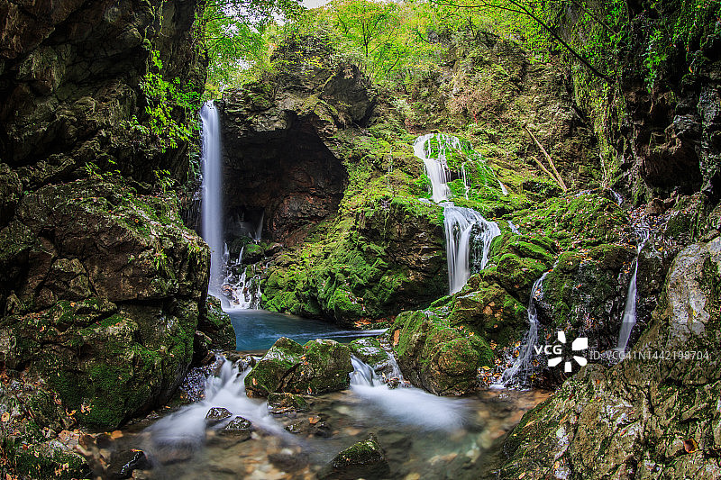 江原道三陟市Mugeon-ri的苔藓瀑布图片素材