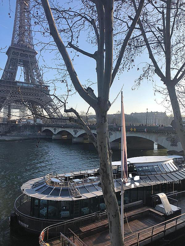 埃菲尔铁塔与塞纳河上的杜卡斯餐厅图片素材