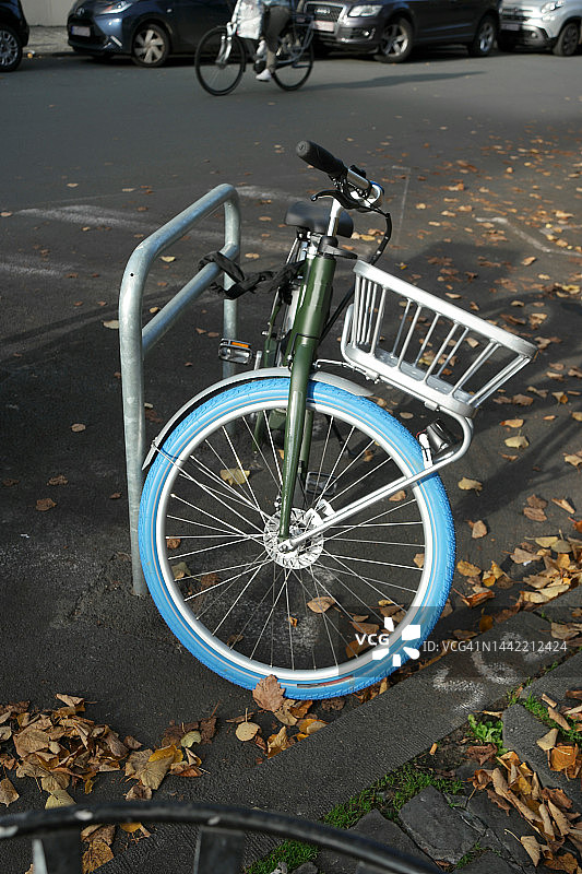 停在街道上的自行车图片素材