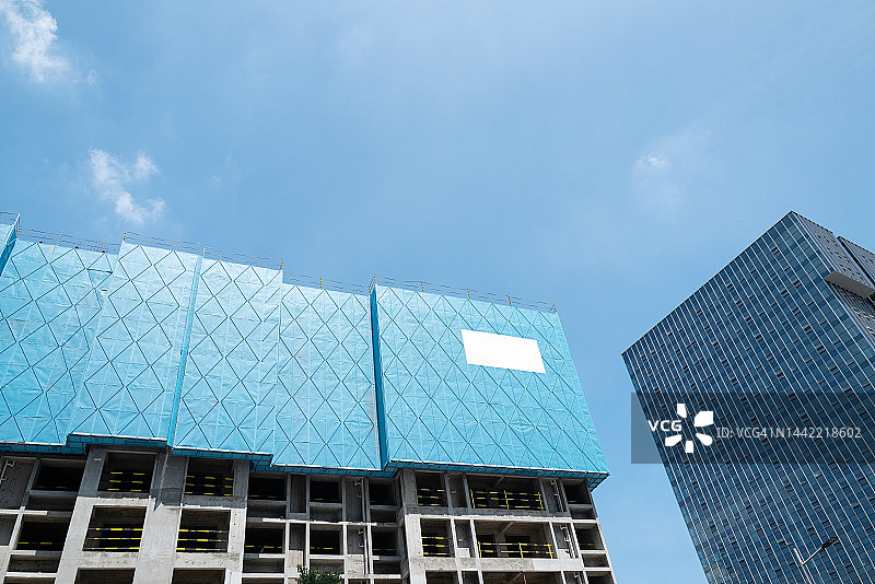 在建住宅楼的仰视角度图片素材