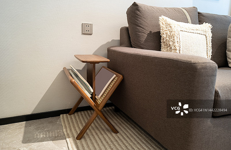 沙发旁边的书架图片素材