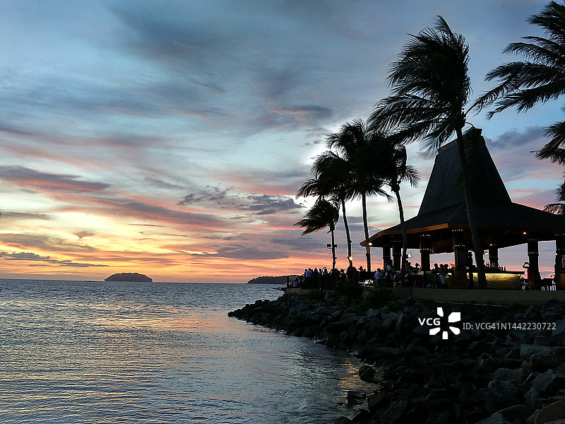 马来西亚哥打京那巴鲁丹绒亚路海滩日落图片素材