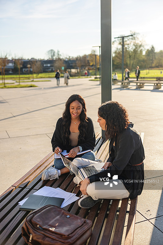 在校园户外学习的女大学生图片素材