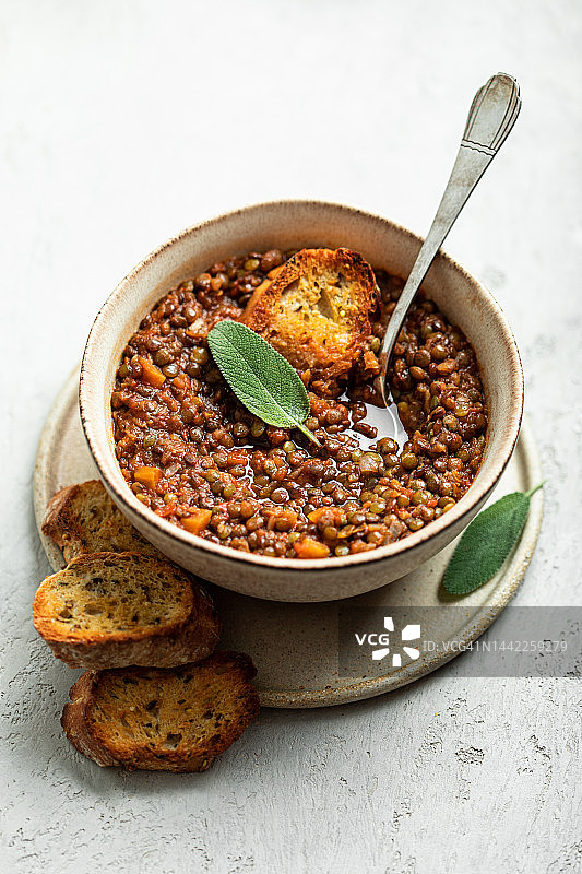 番茄胡萝卜鼠尾草小扁豆汤图片素材