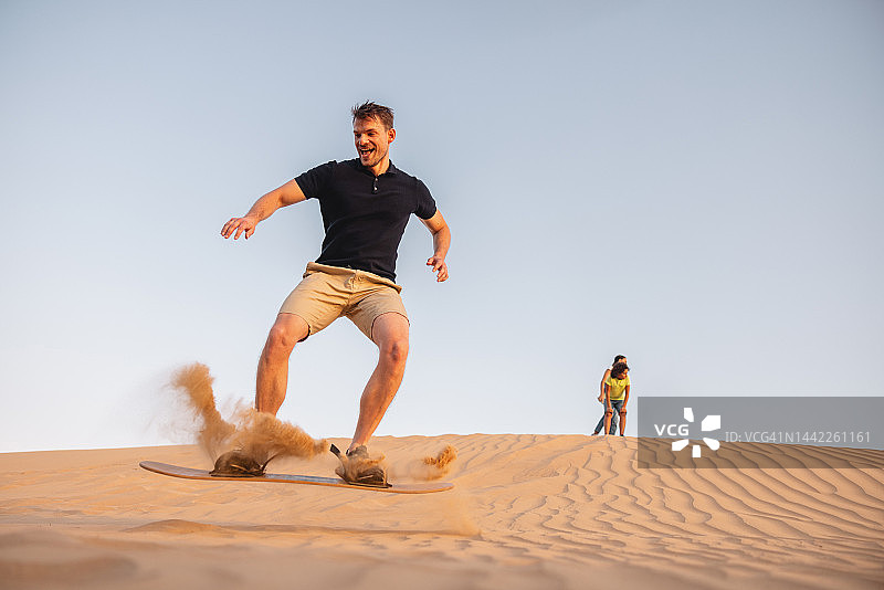 在迪拜玩沙板的白人男子图片素材