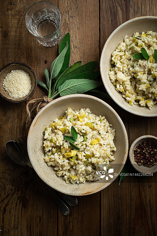 奶油烩饭配韭葱、帕尔马干酪和鼠尾草图片素材