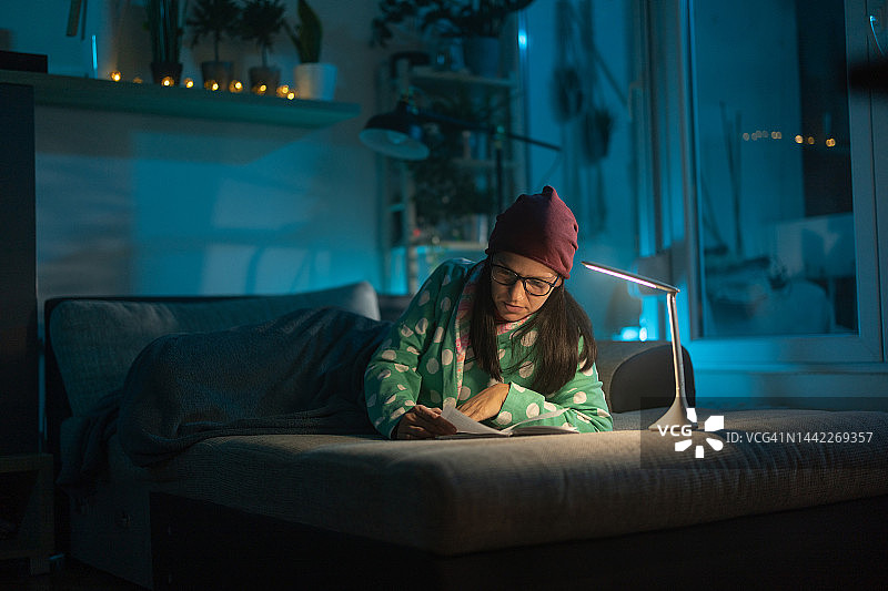 在家节约用电图片素材