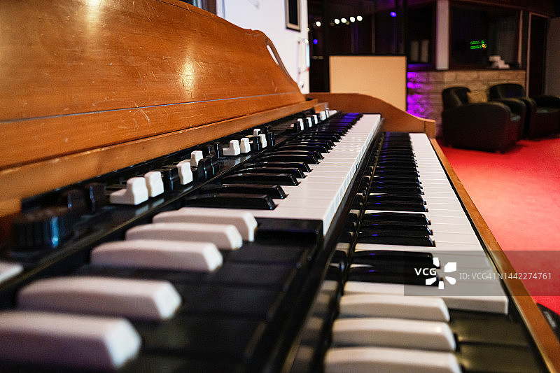 复古电子琴，昔日的音乐工作室设备图片素材
