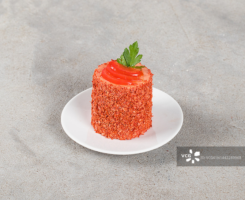 盘子上圆柱形的番茄慕斯奶油开胃菜。浅灰色背景图片素材