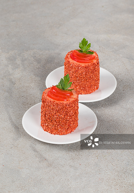 纯素樱桃番茄慕斯奶油开胃菜圆柱形，放在盘子里。浅灰色背景图片素材