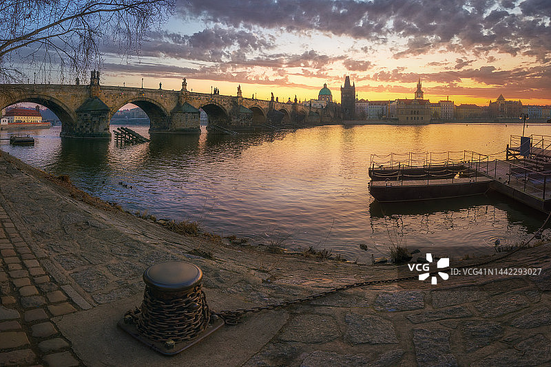 布拉格日出：伏尔塔瓦河上的查理大桥图片素材