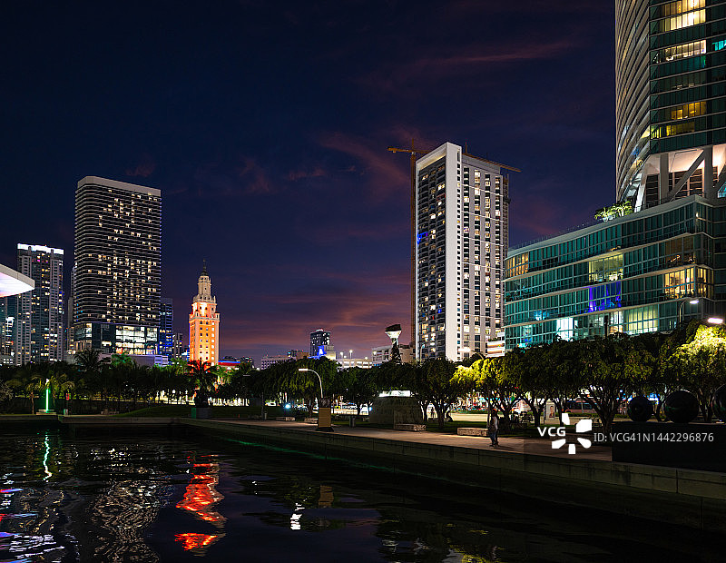蓝色时段的迈阿密市中心自由塔图片素材