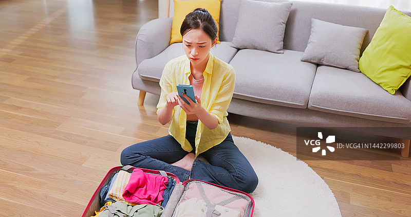 收拾行李箱准备旅行的女人图片素材