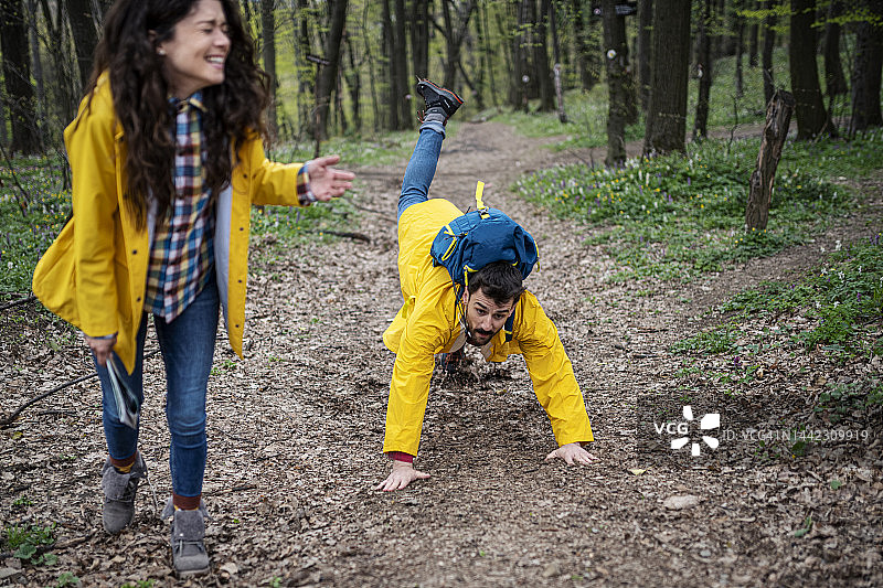 徒步者在森林中绊倒一块石头图片素材