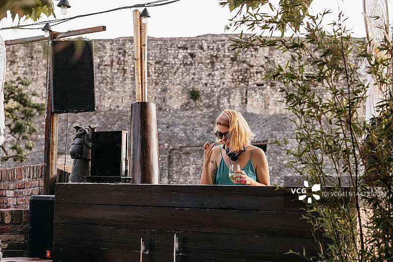 姜发DJ在夏季演出图片素材