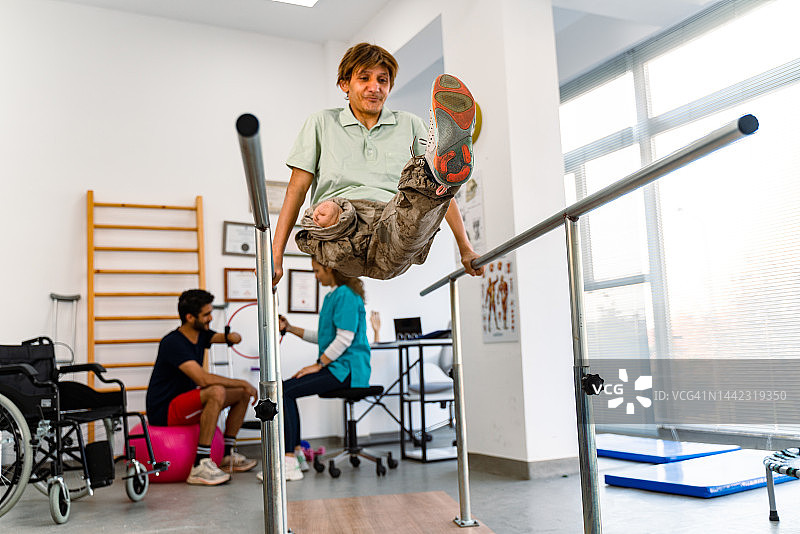 残疾年轻截肢军人进行物理治疗图片素材
