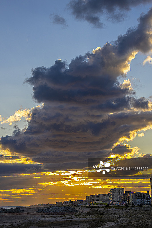 2022年10月19日纽约皇后区洛克威海滩日落004图片素材