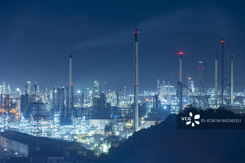 夜间炼油厂图片素材