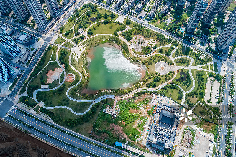 城市公园湖景航拍图片素材