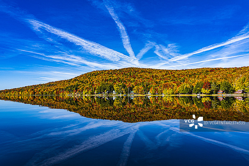 阿迪朗达克湖泊的秋色图片素材