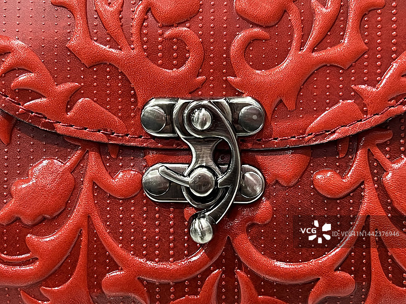 带金属锁的红色手提包图片素材