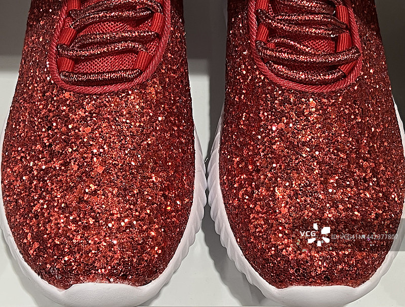 红色亮片运动鞋图片素材
