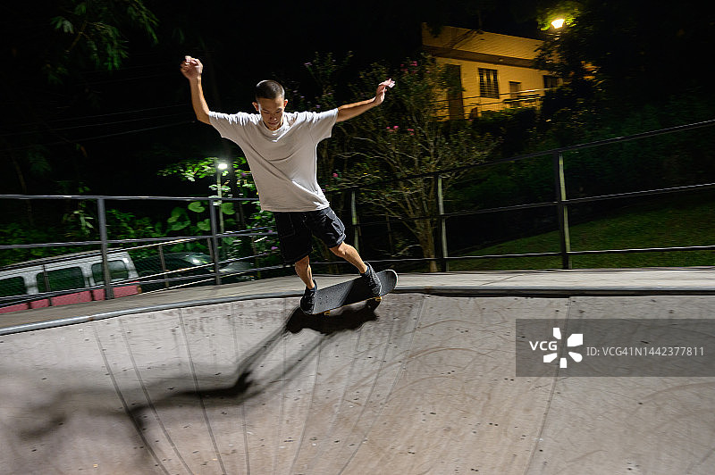 在滑板公园玩滑板的年轻男人图片素材