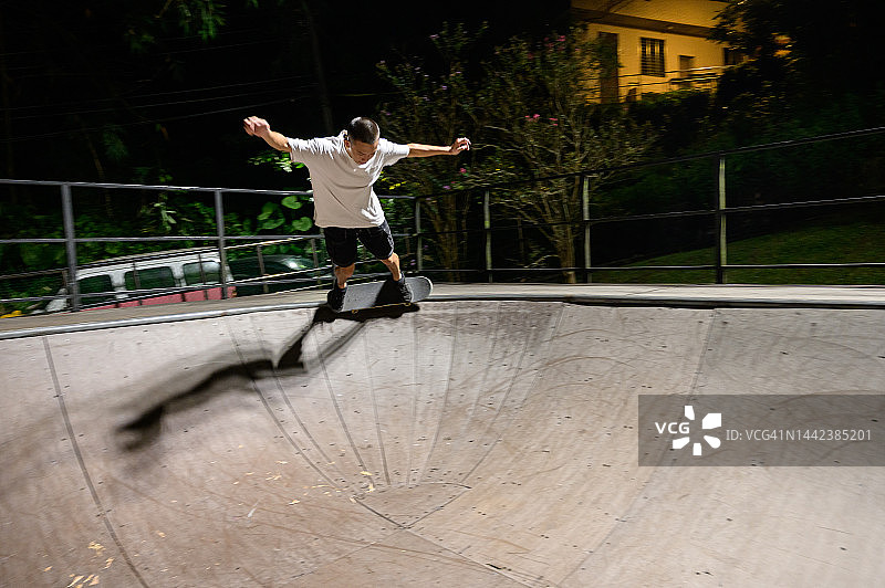 在滑板公园玩滑板的年轻男人图片素材