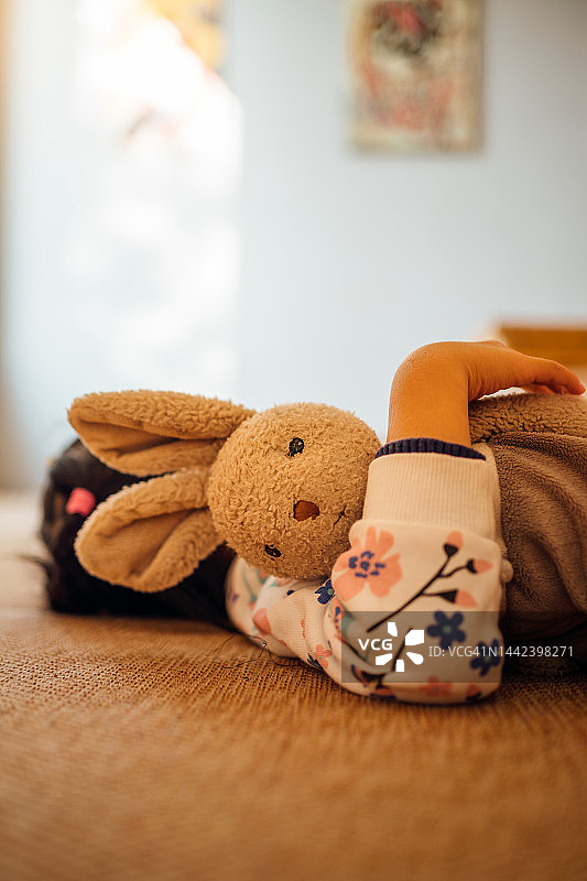 小女孩抱着洋娃娃睡着了图片素材