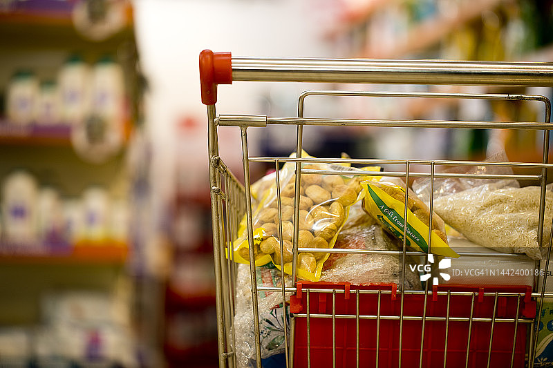 装满食品杂货的购物车图片素材