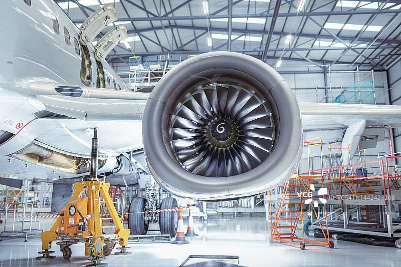 飞机维修机库中的大型喷气发动机图片素材