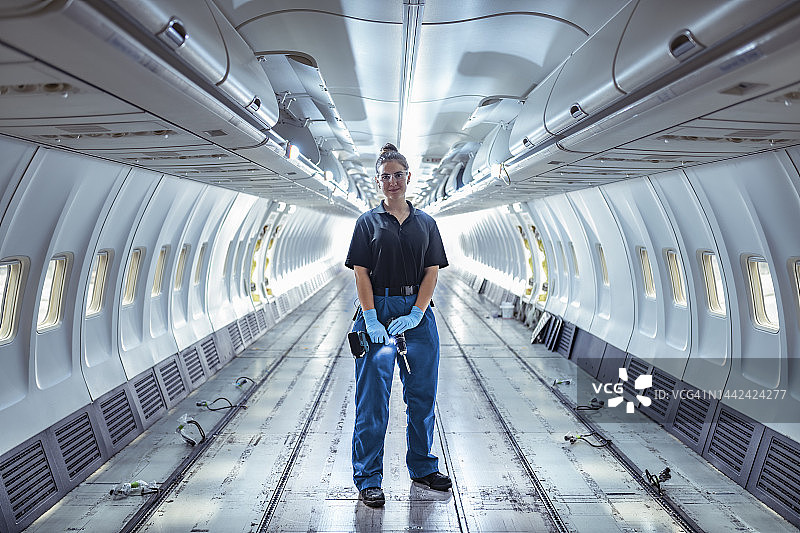 喷气机内，飞机维修工程师学徒的肖像图片素材