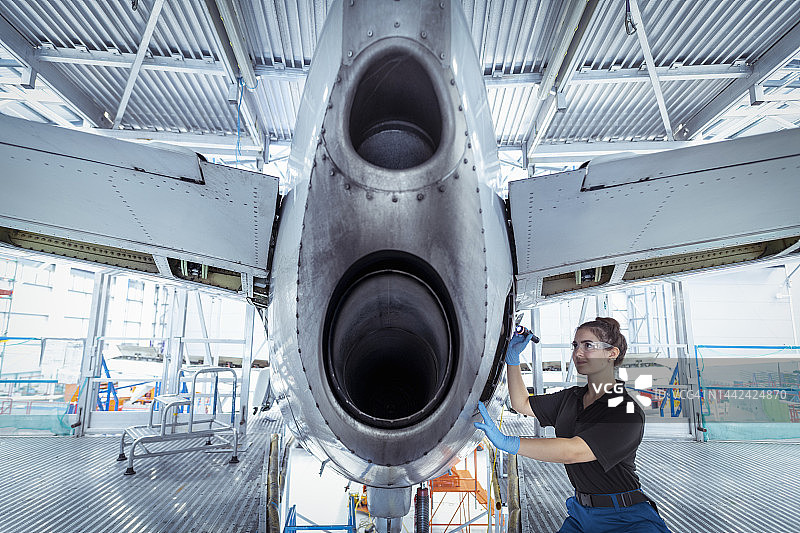 学徒飞机维修工程师检查飞机尾部图片素材