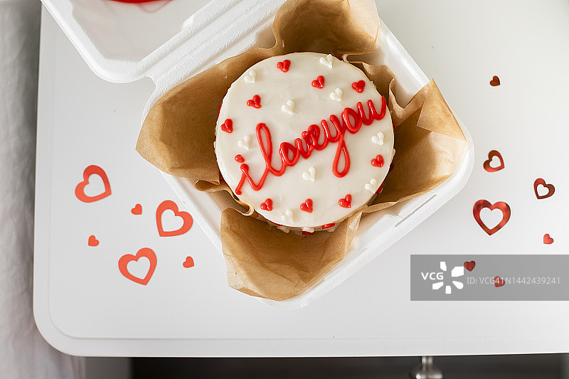 刻有“我爱你”字样和爱心的便当蛋糕，单人份韩式小蛋糕，情人节概念图片素材
