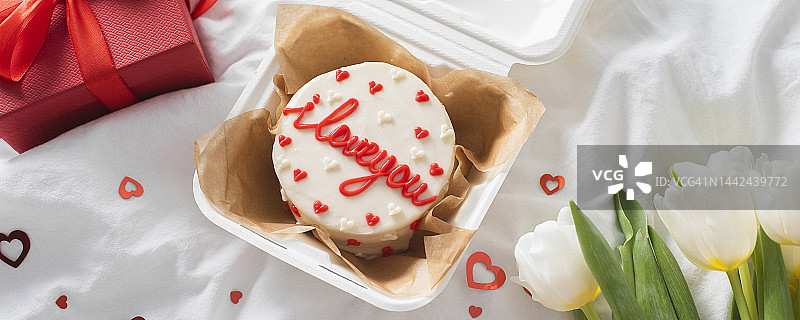 刻有“我爱你”字样和爱心的便当蛋糕，单人份韩式小蛋糕，情人节概念图片素材