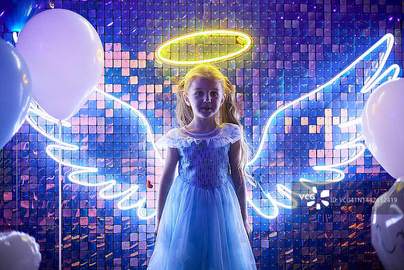 在带翅膀和光环的摄影区的小女孩图片素材