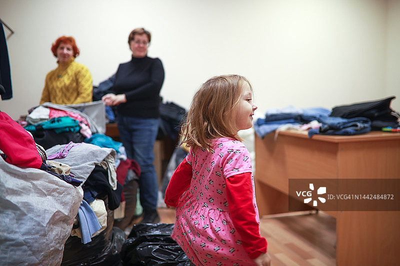 在慈善机构试穿衣服的儿童图片素材