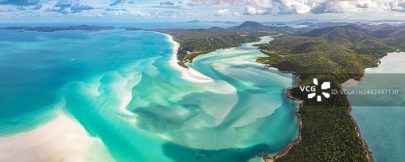 澳大利亚大堡礁：圣灵群岛阳光明媚的山丘入口全景图片素材